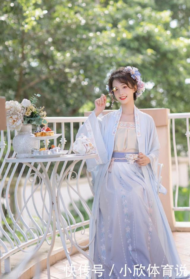 汉服不只有绣花装饰,印花汉服同样精致,风格清新又飘逸
