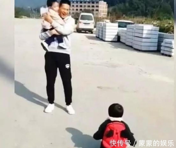 女儿|爸爸去接女儿放学,故意抱错小孩假装回家,女儿的做法太解气了