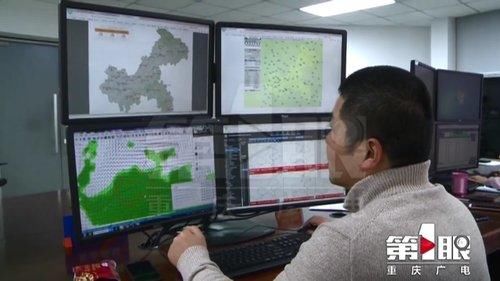 低薪|暖阳太诱人 市民三五成群江边撒欢