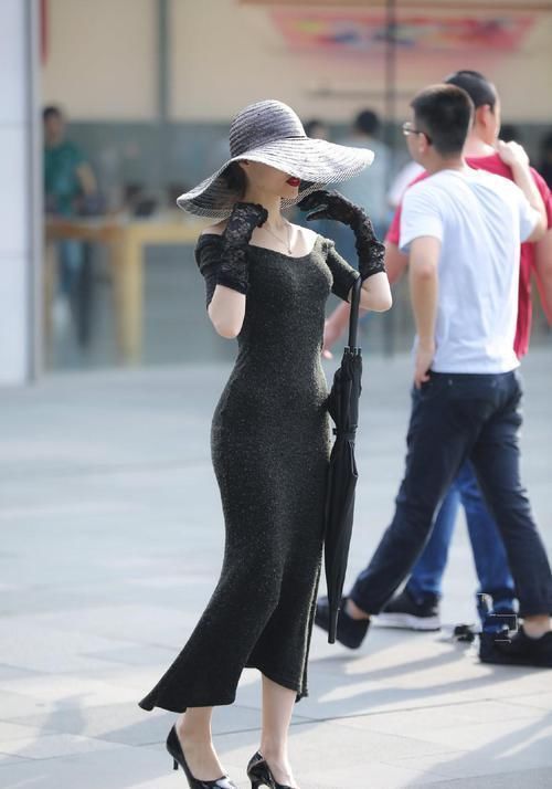 30多岁的姐姐,打扮时髦品味高,想找个伴很难吧