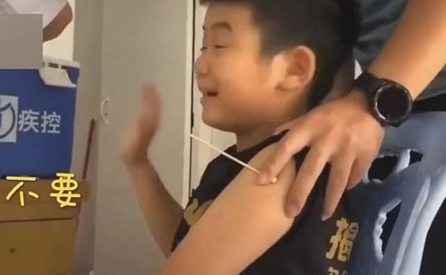 家长们|熊孩子打针笑着说不疼,护士一句话让他瞬间变脸,网友高兴早了