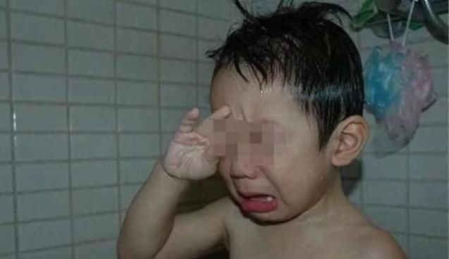 澡盆|4岁男孩一洗澡就哭,医生也检查不出毛病,奶奶吞吞吐吐说出实情