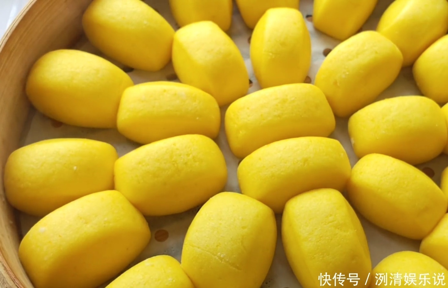 南瓜小馒头|半个南瓜,一碗牛奶,不用发面,奶香浓郁,松软香甜,孩子抢着吃