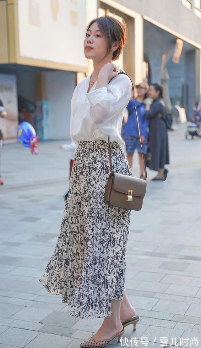 连衣裙 如花似玉的小姐姐,一件连衣裙休闲时尚,搭配高跟鞋显高有女人味