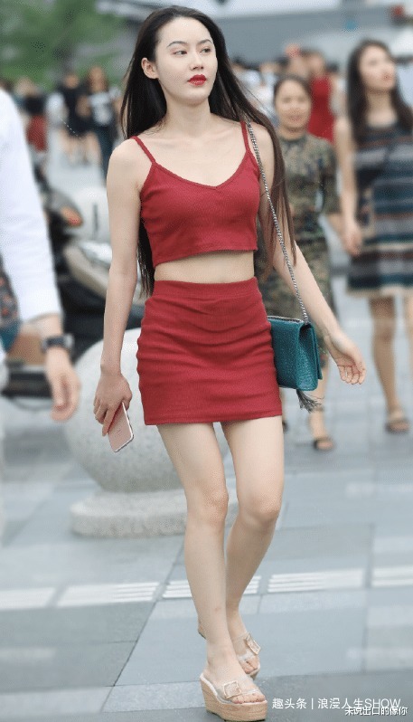 一身红色的穿搭,精致优雅,尽显青春洋溢的气质
