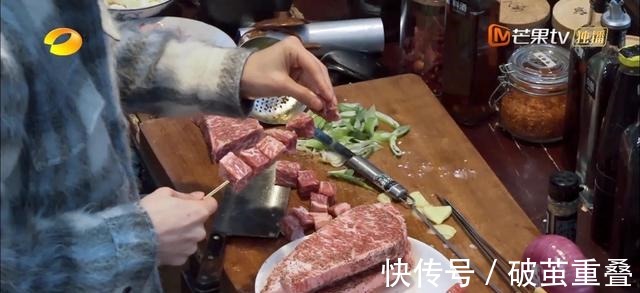 泡面|《向往5》五人吃三份盒饭太惨了，张艺兴带的五斤牛肉成救命稻草