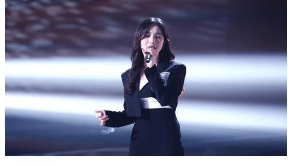 于梓贝|《好声音》李荣浩想捧王靖雯,唱歌忘词靠哭晋级,网友-对其他人公平么