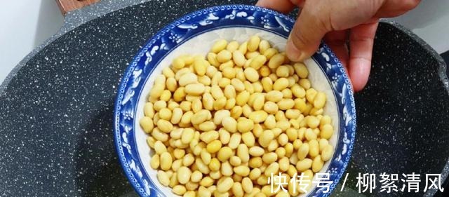 把黄豆倒入滚烫的油锅中,这做法第一次见,出锅就成一道传统美食!