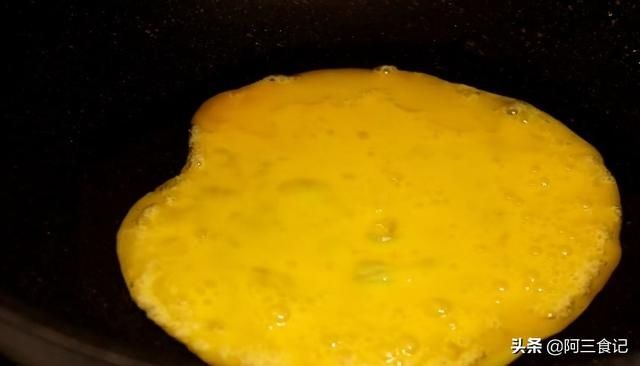 青椒籽|2个鸡蛋,1个洋葱,教你做最解馋的家常小炒,好看又好吃,超下饭