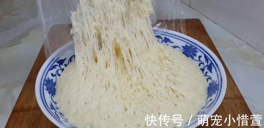 2个鸡蛋,3勺面粉,不用擀面,做出创意油炸饼,比吃油条还过瘾!