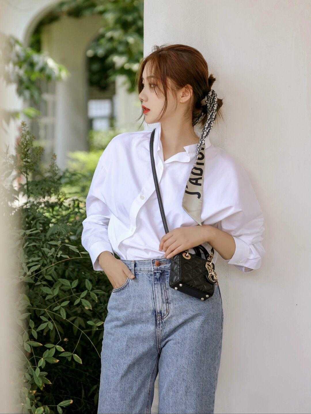 印花|夏季怎么穿搭才高级，衬衫搭配印花半身裙简约大气，漂亮大方