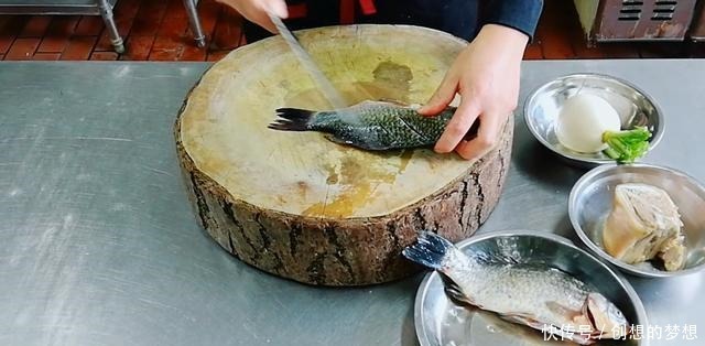 鲫鱼羊肉汤——酒店大厨将羊肉、萝卜、鲫鱼合烹,营养健康价值高