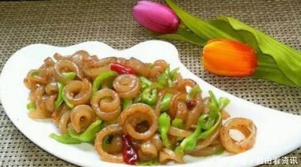 内含丰富的胶原蛋白,女人变美的秘诀,经常吃一吃,美丽不显老