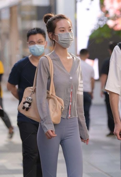 修身长裙 深灰色修身长裙,上身舒适,时尚大气