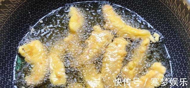 鸡胸肉不要总炒着吃了，试试这做法，外酥里嫩，吃着特解馋！