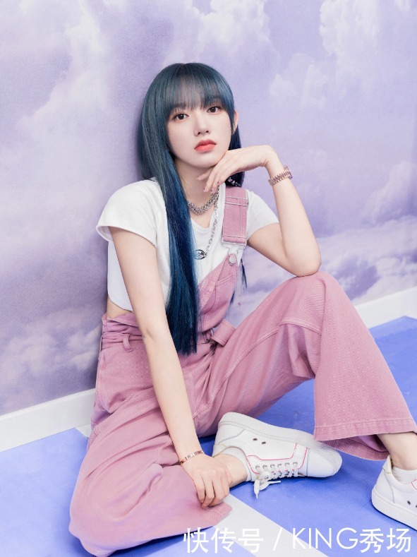 服装|普通T恤也可这样穿?别看前面平平无奇,看完背部才知道亮点