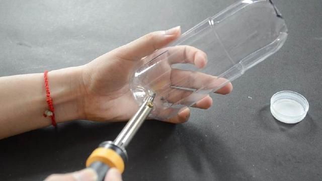 塑料瓶别再扔了,改造一下,粘在厨房里有大用处,省钱又实用