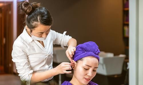 为什么有些人耳屎是湿的,有些人耳屎是干的?湿的人都有狐臭!