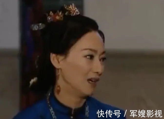 61歲惠英紅現身綜藝《大灣仔之夜》，14年后與陳小春再續母子緣