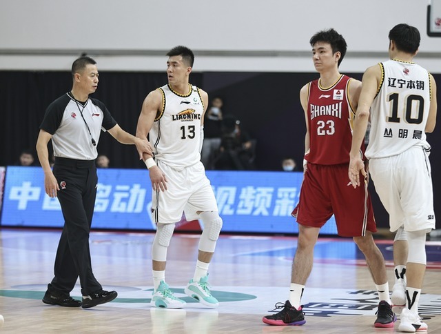 官媒|反轉!郭艾倫被驅逐出場,官媒做出公正點評:需要努力的不止球員