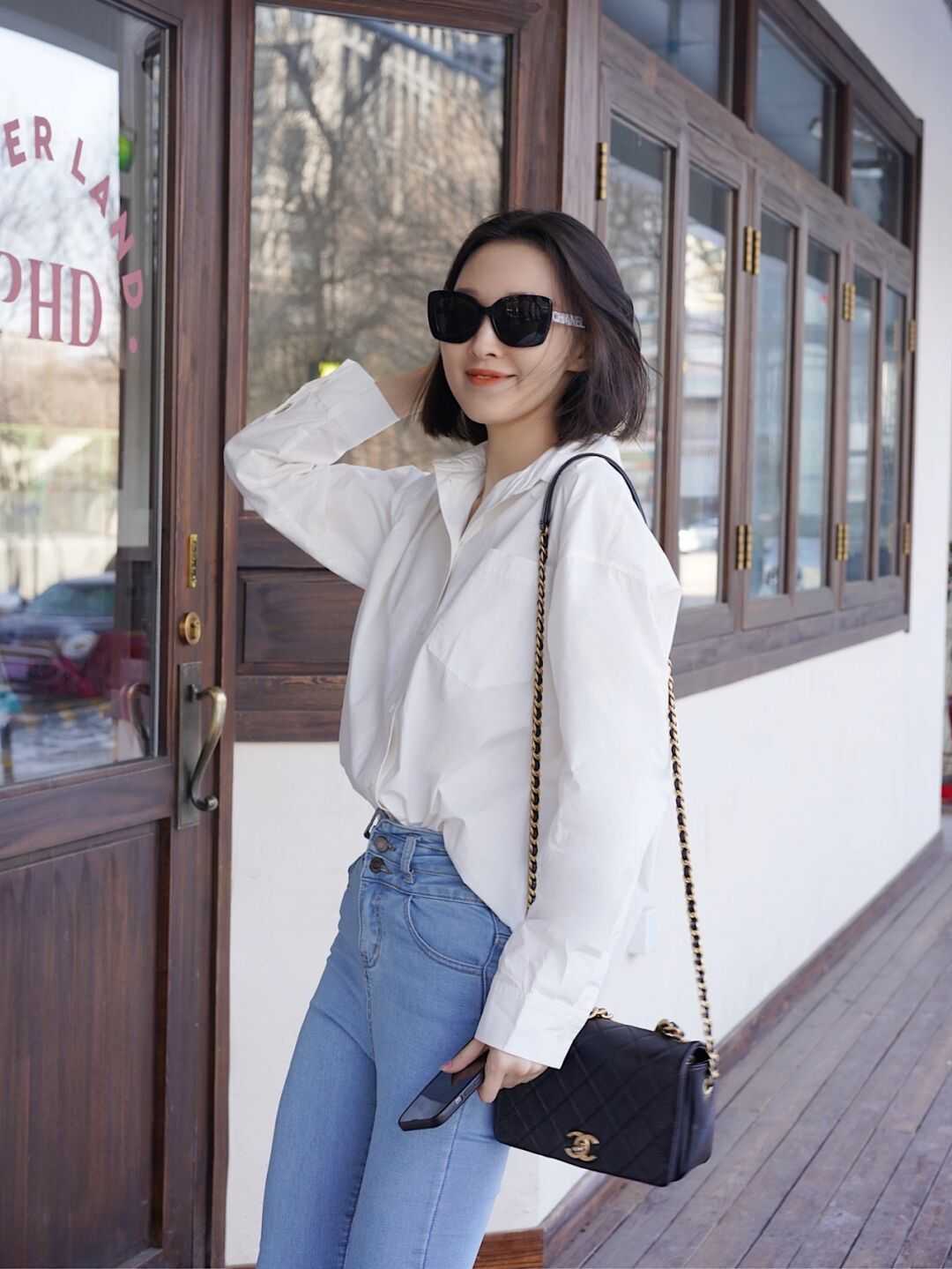衬衫搭配|春天穿衣别再盲目跟风了!白衬衫+牛仔裤是今年顶流,简单大气