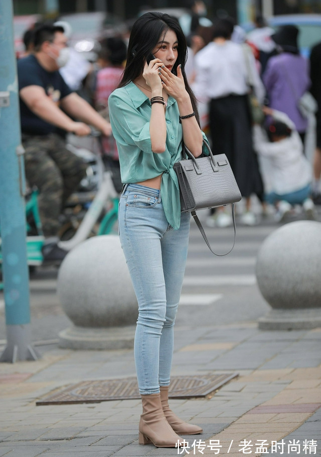 高挑|街拍:高挑女神秀超美颜值,牛仔裤升级时尚感,最佳女友便是如此