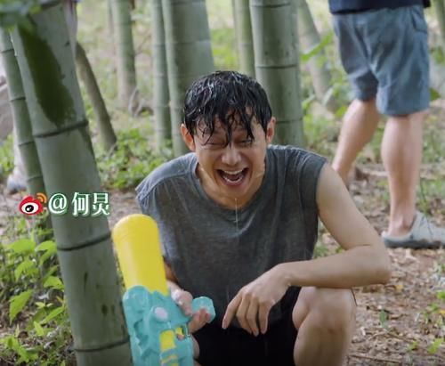 黄磊|是个狠人!何炅玩打水仗藏在鸡窝里,被黄磊喷水,直接用嘴接