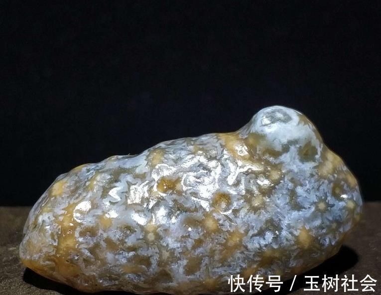 籽料#大自然奇石是珍贵的艺术品,质朴与美丽共存,形状颜色怪异价值高