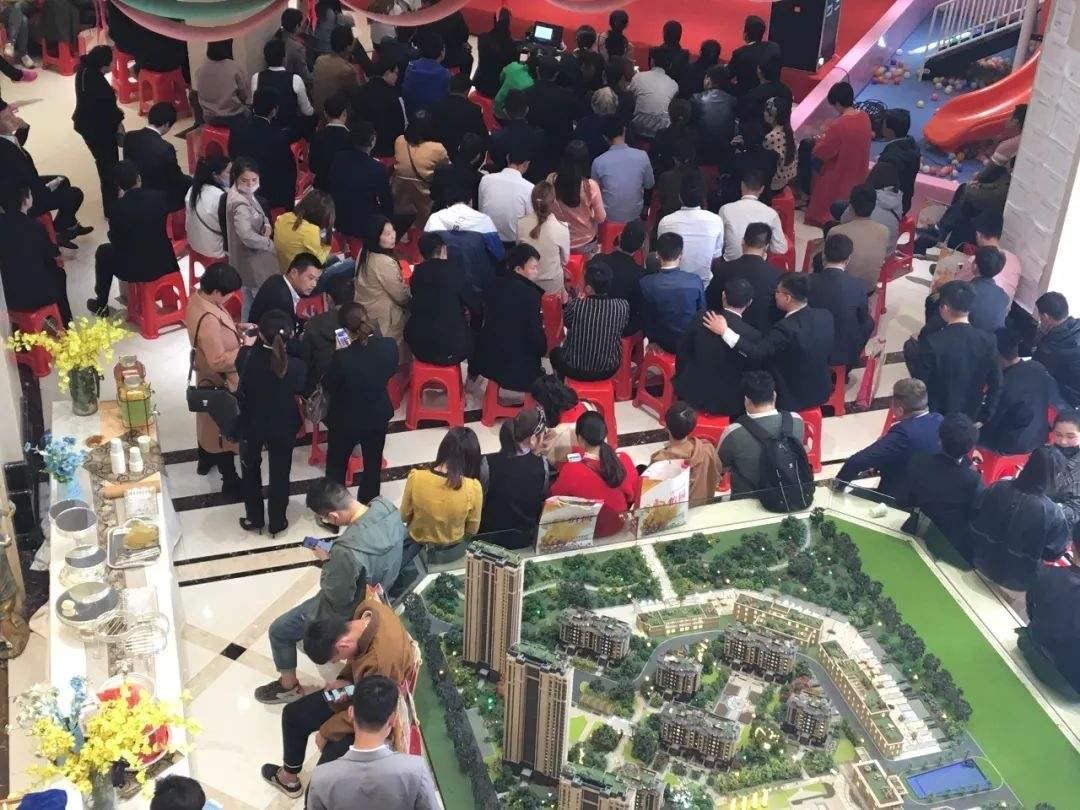 楼市|房价不能跌?多地发布“限跌令”,释放出什么信号?