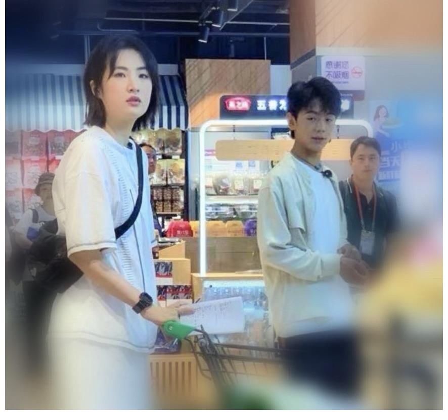 小愛豆|丁真姚安娜同框，資源咖和全網選出的偶像果然不同！