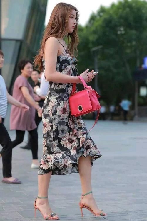 街拍身材高挑的小姐姐,穿着印花的吊带裙,美极了