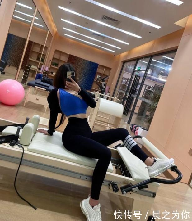 杨幂|成都辣妹展现瑜伽魅力，网友感叹：好身材离不开对运动的坚持