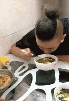 |搞笑GIF:赶紧拿纸给媳妇擦擦手啊,一点眼力都没有