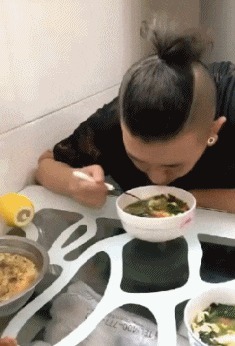 |搞笑GIF：赶紧拿纸给媳妇擦擦手啊，一点眼力都没有