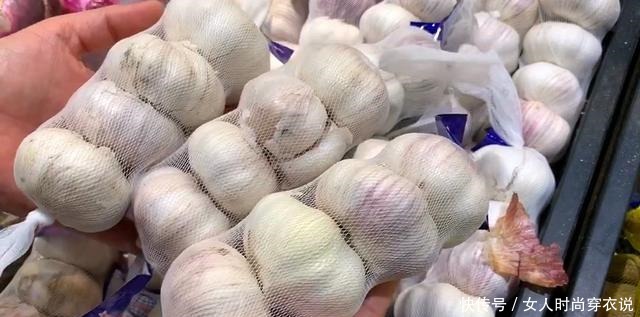 简单|原来大蒜这样保存,不发芽不干瘪,方法太简单了,又学会了一招