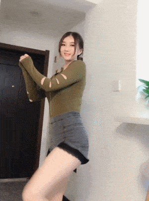 |搞笑GIF:确认过动作,这哥们应该是刚从神经病院里逃脱出来