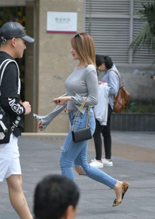 街拍美女：好看也就算了，还向我抛了一个媚眼