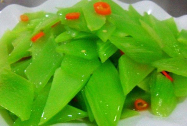 莴笋片|炒莴笋多加关键一步，保证莴笋鲜嫩入味，清脆又爽口，比肉好吃