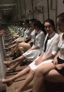 |搞笑GIF:妹子和黑人在一起后学会玩了!