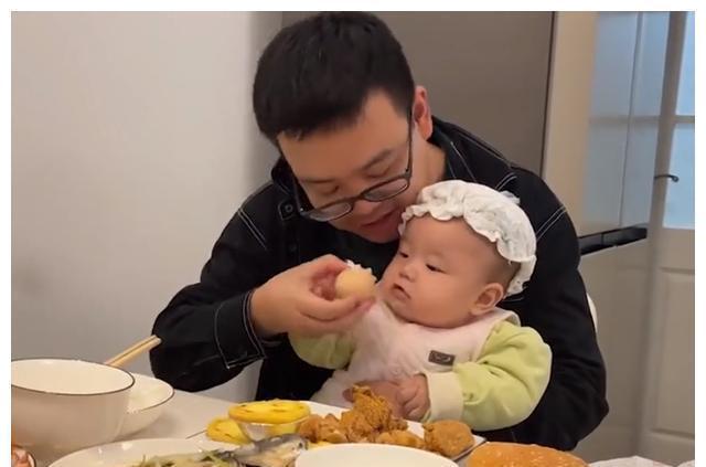 胸怀大志|四川一夫妻为6个月宝宝举办开荤宴,爸爸一开口就知道没那么简单
