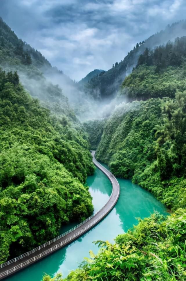 湖北省的一处峡谷，每天有山水演唱会，像是陶渊明笔下的桃花源