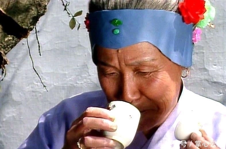 闺房$贾母参观3个人的闺房,为何看了2个人的床帐,却不看林黛玉的床帐