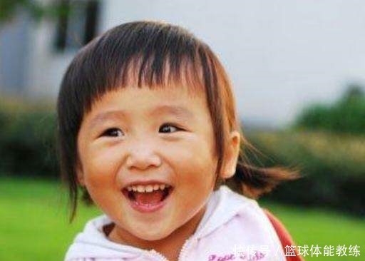 宝妈|给女儿扎辫子，不要扎这几种，看着好看宝宝却很受罪！