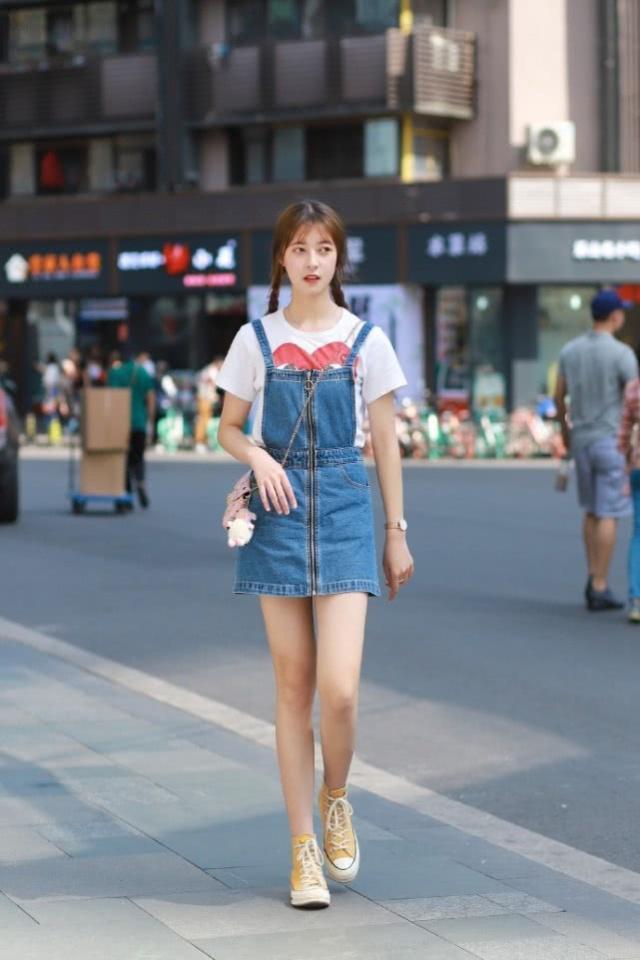 街拍小姐姐吊带衫配牛仔裤,整体看起来仙女气息爆棚,看上去很舒服