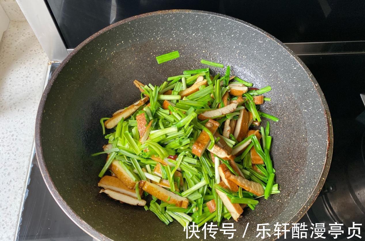 蒜苗炒豆干|蒜苗和豆干搭配,简单炒一炒,鲜美下饭,好吃又解馋