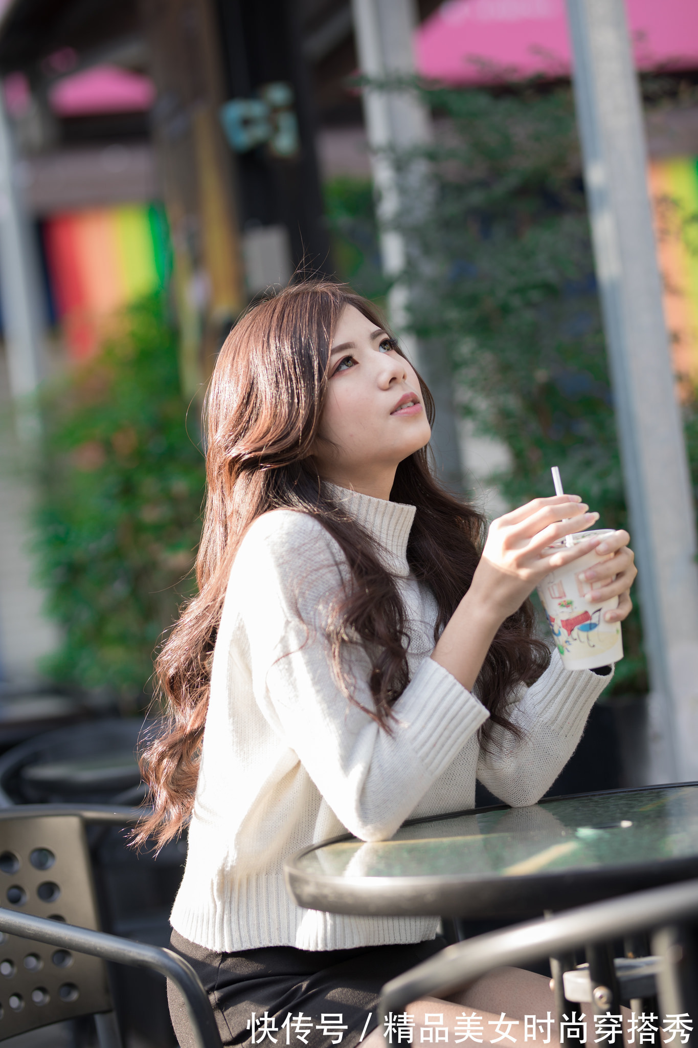 搭配|纯白色宽松毛衣，搭配一条半身裙，再配上松糕鞋，穿出不一样的美