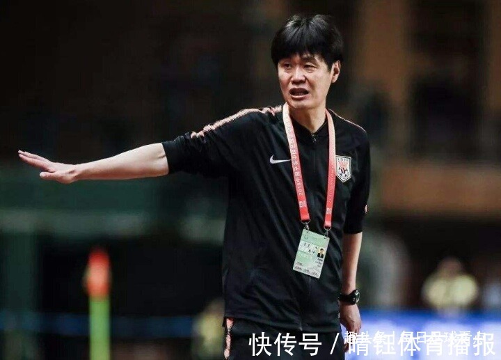国足|画面温馨!李铁下课后首度露面,与区楚良李霄鹏合影,笑容满面