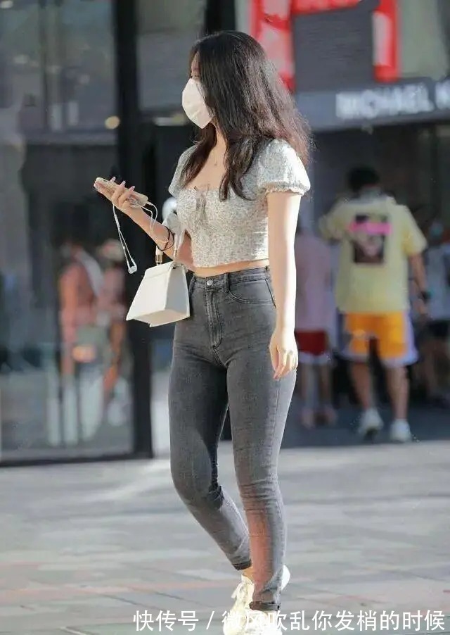 穿搭 选择修身百搭的牛仔裤,简单搭配就可以很时尚,洋气又显身材