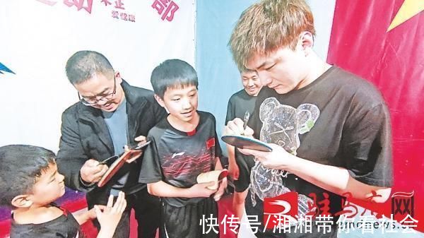 东京|感谢启蒙教练蒋素华当年倾情教诲东京残奥会乒乓球男团冠军赵裔卿回驻省亲