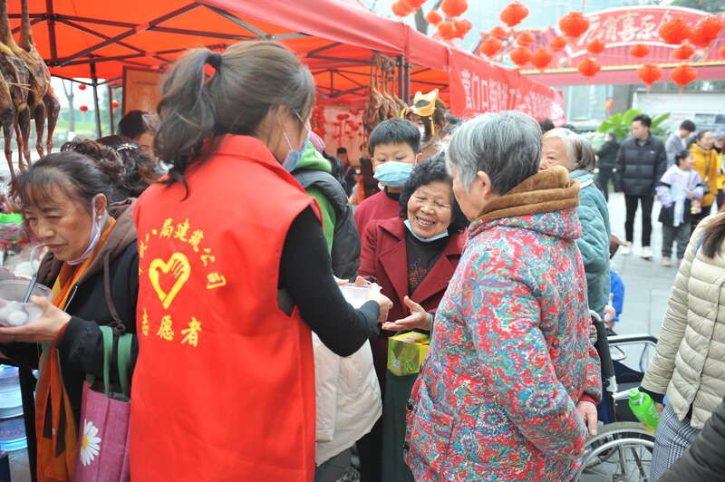 志愿者|中铁八局青年志愿者：庆佳节不忘服务困难群众